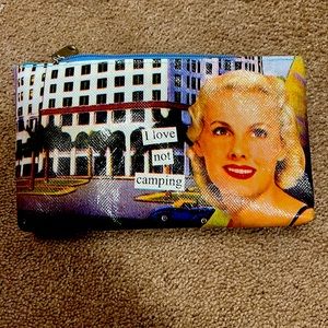 Women’s travel pouch